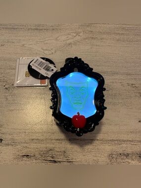 Bath & Body Works Disney Villains Evil Queen Light-Up Mirror Pocketbac Holder
